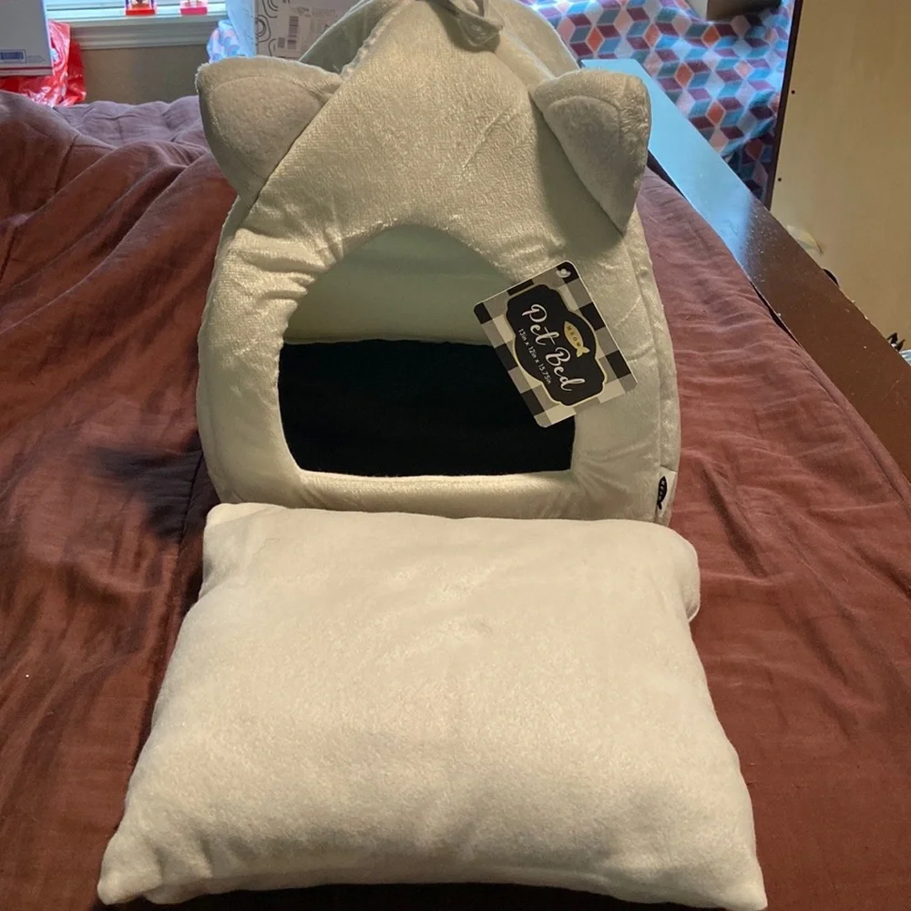 Cat Hut.  Small Pet Bed. Meow Brand. NWT!